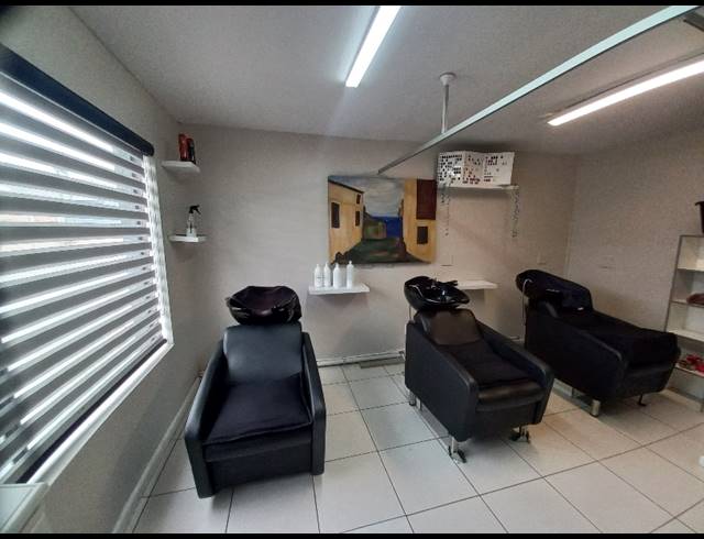 136M² BUSINESS TO LET IN VINCENT